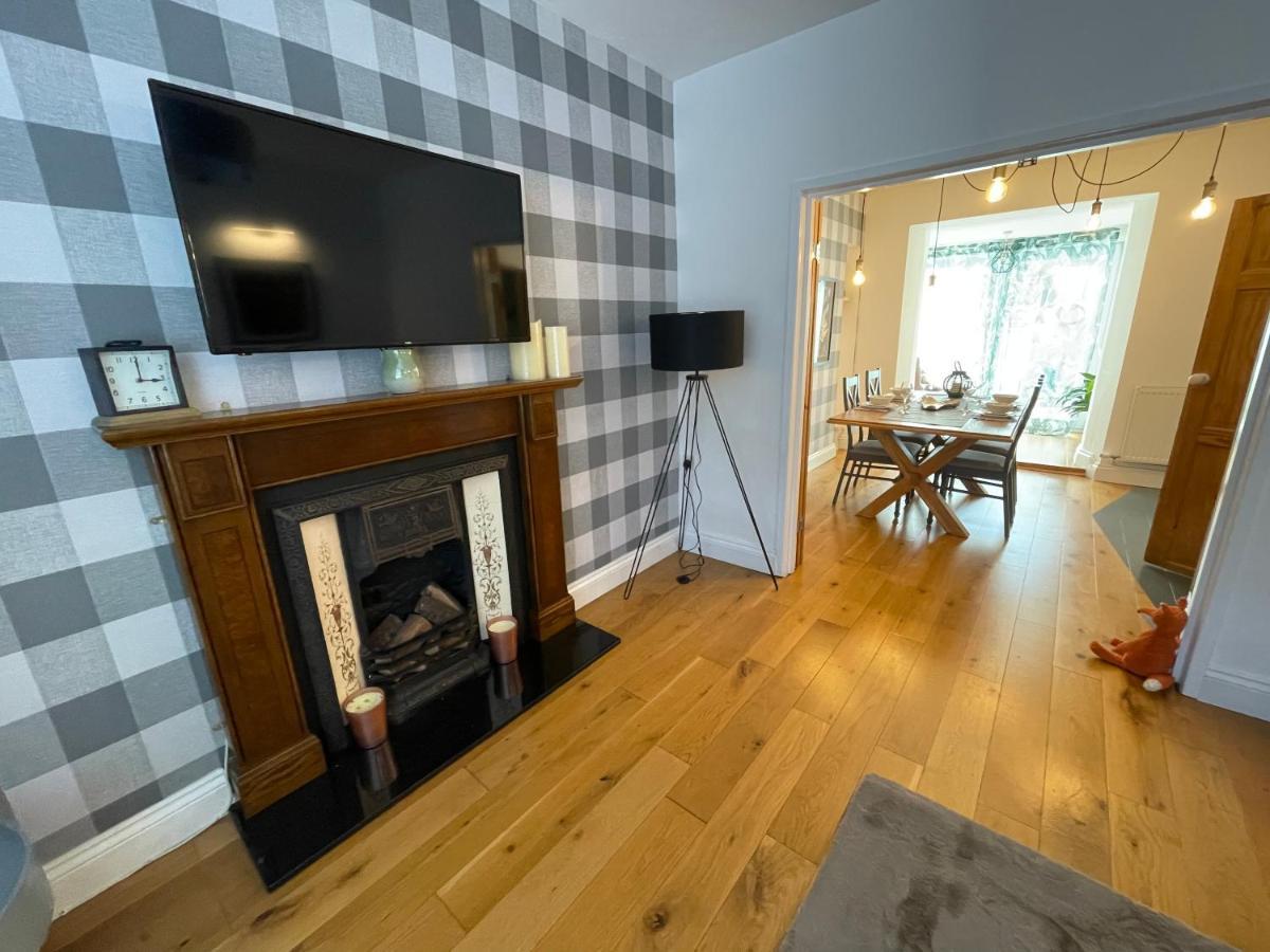 Cheerful 2 Bedroom Townhouse With Cinema Loft Pembroke Dock Exterior foto